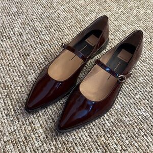 NWOT DOLCE VITA FLATS